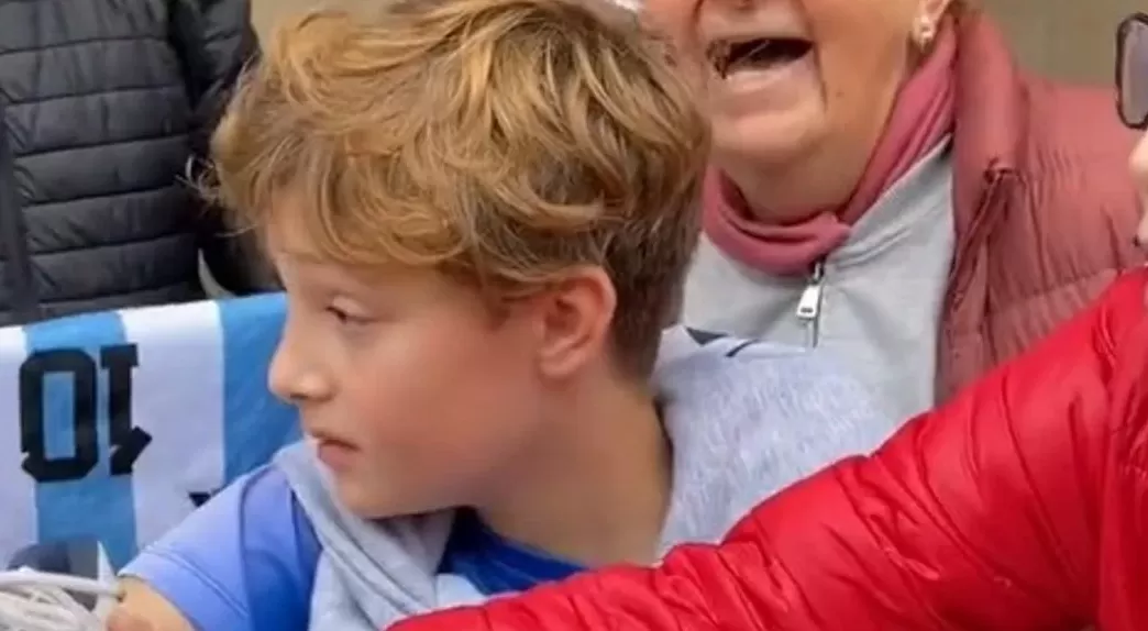 Video: Un niño se quitó la zapatilla para que Maestro Puch se lo firmara