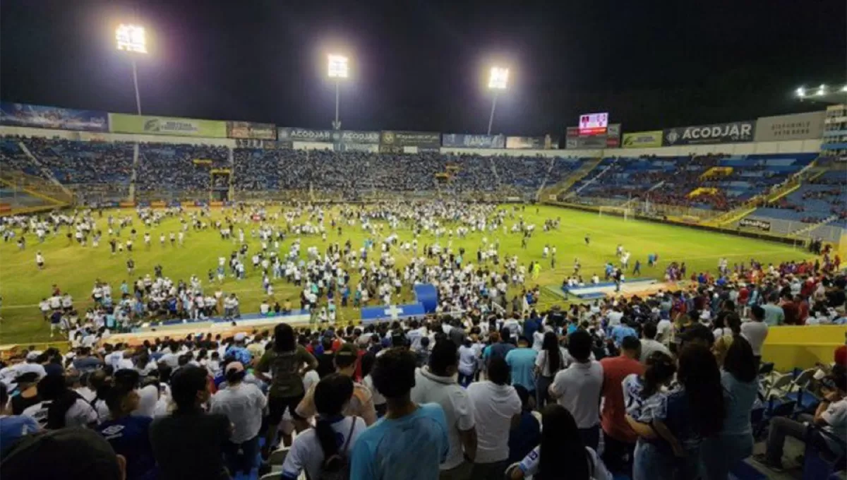 DESBORDADO. El estadio Cuscatlán fue el escenario de la tragedia de El Salvador.