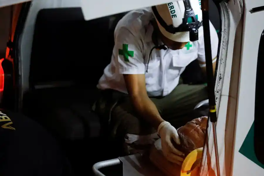 DOLOR. Los servicios de emergencia asistieron a un centenar de heridos en El Salvador.