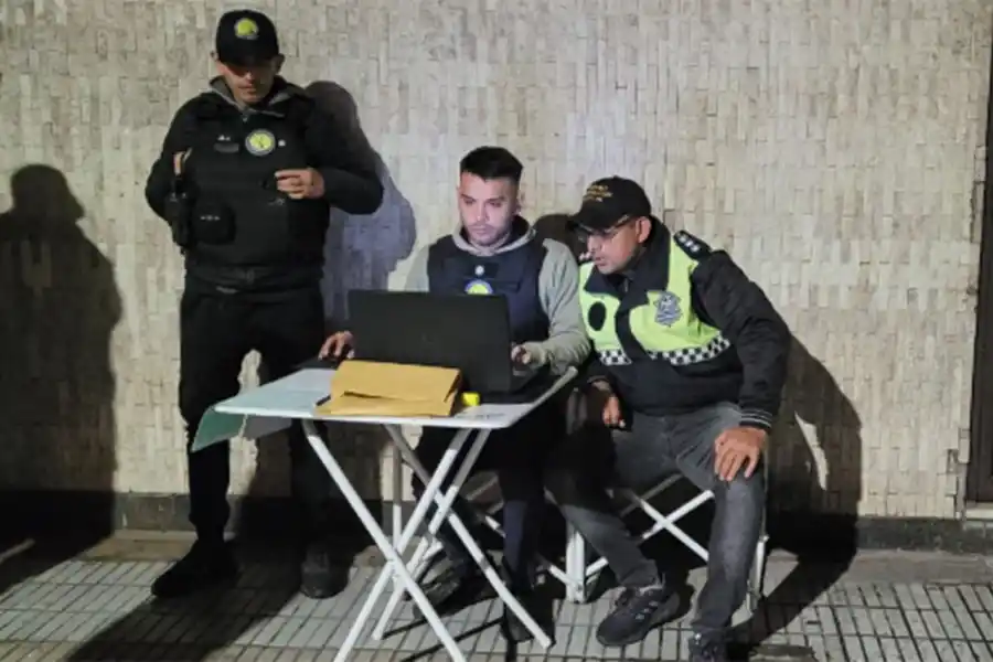 PROCEDIMIENTO. La Policía allanó un domicilio y aprehendió a un familiar del evadido.