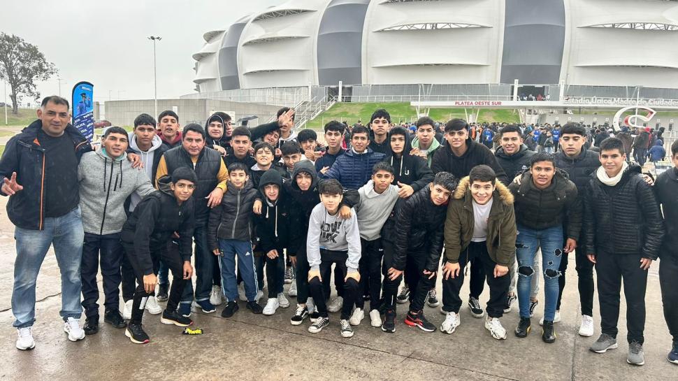 FORMADOS. Los chicos de Sarmiento de La Banda mostraron toda su alegría.  