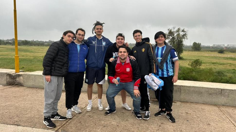 TUCUMÁN. Hinchas de Atlético y San Martín posan antes de ingresar al estadio.  