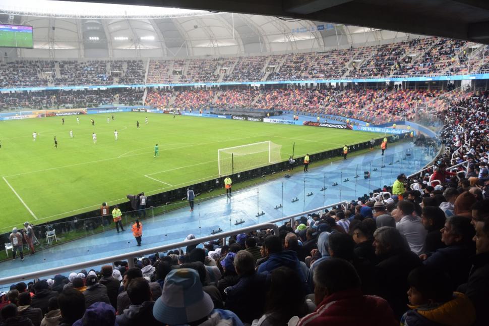 BUEN NÚMERO. A medida que pasaron los minutos, se fue llenando el estadio.  