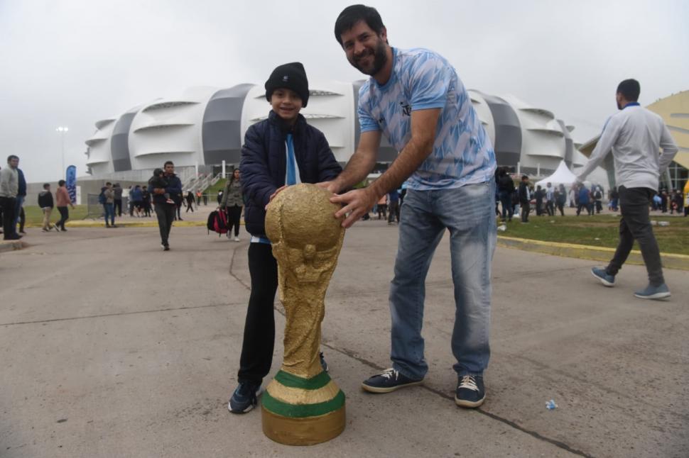 DESDE MISIONES. Tiziano y su papá crearon una Copa del Mundo de telgopor. la gaceta / fotos de franco vera (enviado especial)