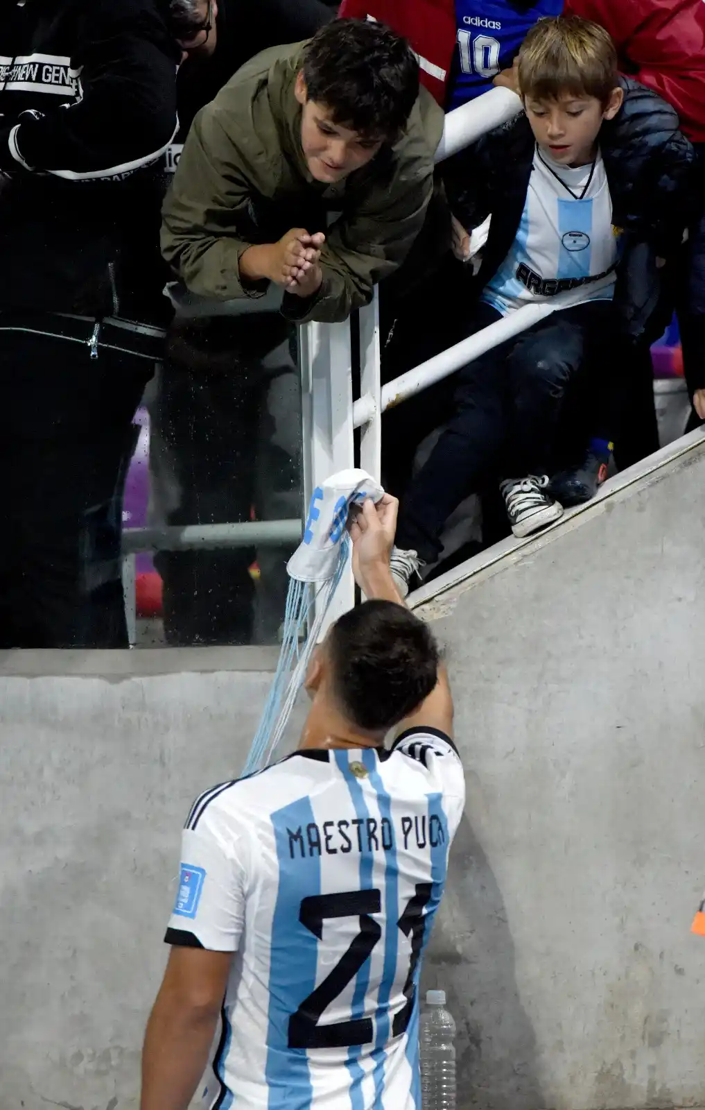 OBSEQUIO. Un niño le regaló un gorro a Maestro Puch y le pidió su camiseta. El delantero le hizo señas de que luego se la daría.