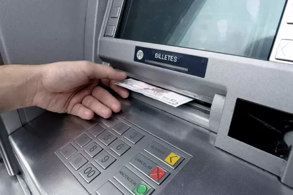 Alerta por una nueva estafa en cajeros automáticos: ¿qué son los ataques térmicos y cómo funcionan?