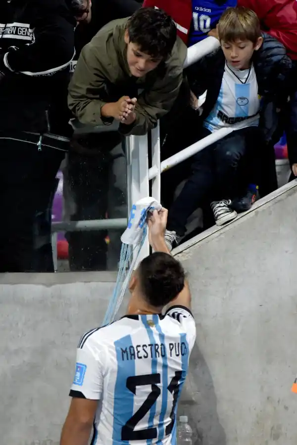 OBSEQUIO. Un niño le regaló un gorro a Maestro Puch y le pidió su camiseta. El delantero le hizo señas de que luego se la daría.