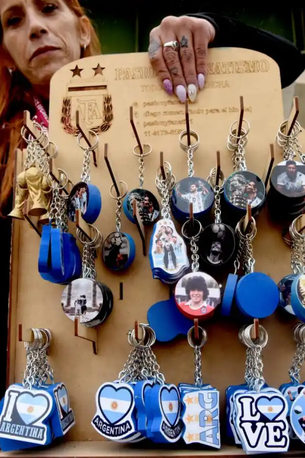 PASIÓN EN MIL FORMAS. El merchandising no oficial está en todas partes. Messi y Maradona, los rostros omnipresentes.