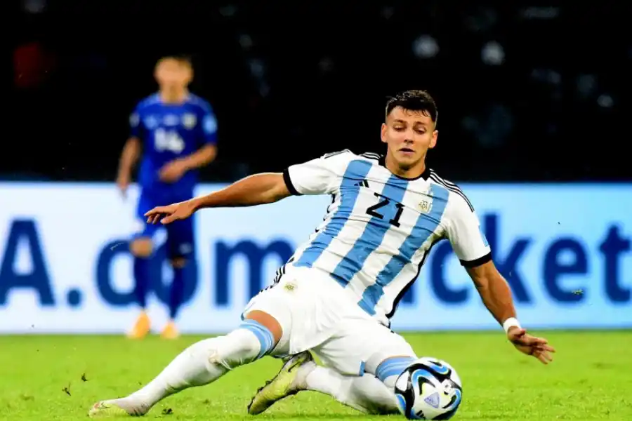 HISTÓRICO. Ignacio Maestro Puch ingresó en el segundo tiempo del debut ante Uzbekistán y se convirtió en el primer jugador de Atlético en jugar un Mundial oficial FIFA siendo jugador del “decano”. 