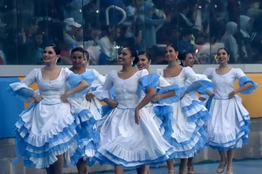 AUTÓCTONO. El ballet santiagueño formó parte de una ceremonia inaugural que mezcló sonidos y danzas distintivas de la cultura nacional en el Madre de Ciudades.