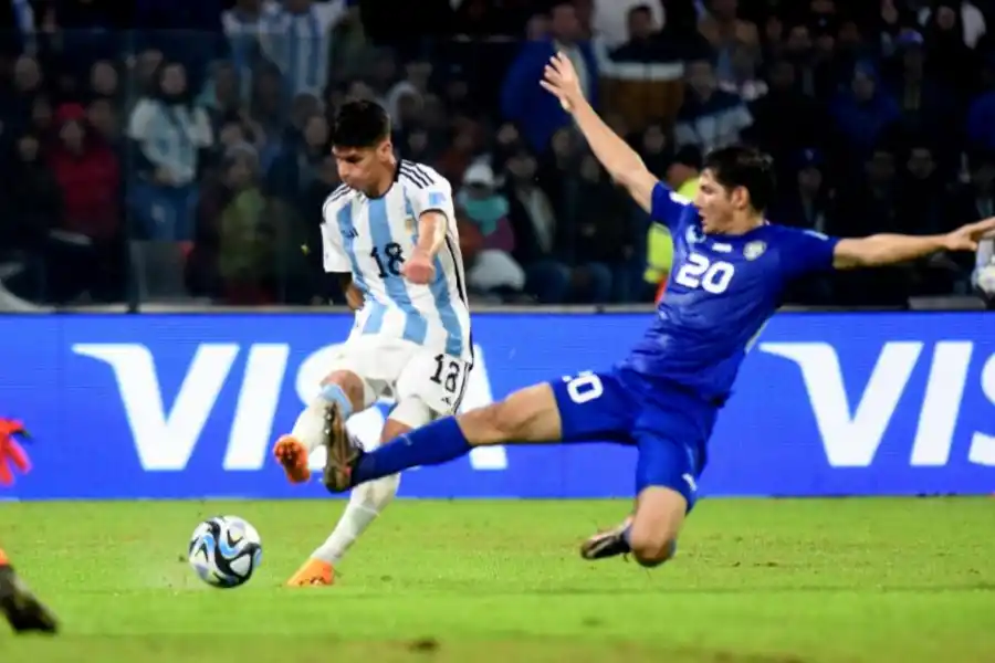 PURO TALENTO. Brian Aguirre fue la figura de la Selección en el debut. El delantero de Newell’s desparramó su talento en la cancha, y sólo le faltó convertir.