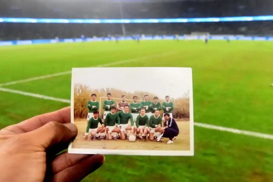 VIAJE EN EL TIEMPO. El pasado y el presente se conectan por medio de esta foto de un seleccionado amateur Sub-20 de 1978.
