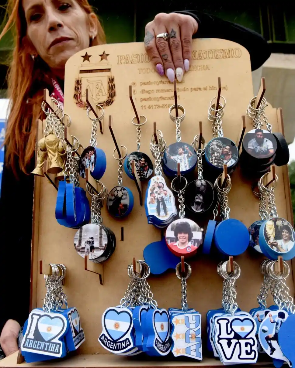 PASIÓN EN MIL FORMAS. El merchandising no oficial está en todas partes. Messi y Maradona, los rostros omnipresentes.