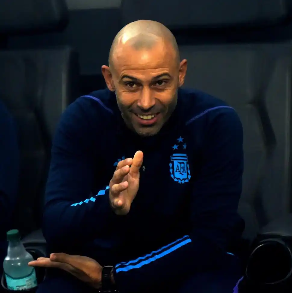 REFERENTE. A pesar de la presión que pesa sobre Argentina, el entrenador Javier Mascherano no pierde la sonrisa.