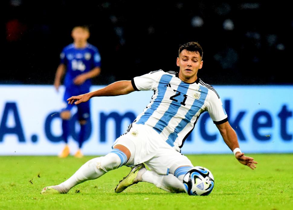 HISTÓRICO. Ignacio Maestro Puch ingresó en el segundo tiempo del debut ante Uzbekistán y se convirtió en el primer jugador de Atlético en jugar un Mundial oficial FIFA siendo jugador del “decano”. 