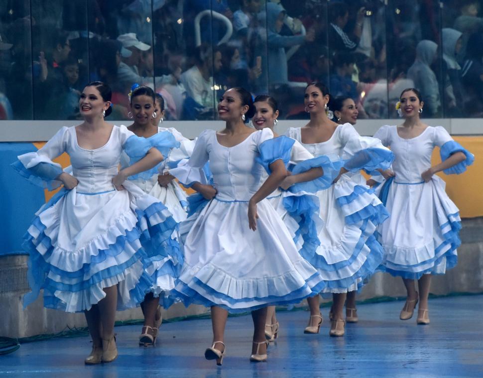 AUTÓCTONO. El ballet santiagueño formó parte de una ceremonia inaugural que mezcló sonidos y danzas distintivas de la cultura nacional en el Madre de Ciudades.