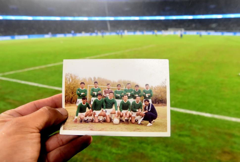 VIAJE EN EL TIEMPO. El pasado y el presente se conectan por medio de esta foto de un seleccionado amateur Sub-20 de 1978.