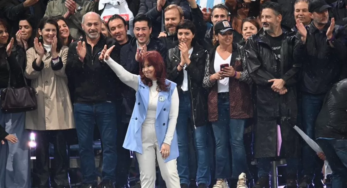 Quiénes son los dirigentes que acompañaron en el escenario a Cristina Kirchner