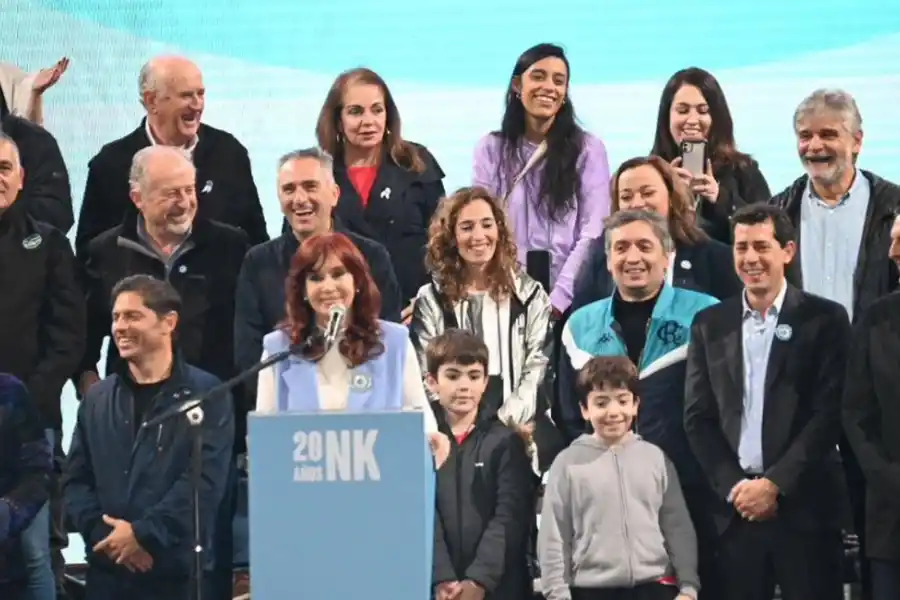 Quiénes son los dirigentes que acompañaron en el escenario a Cristina Kirchner