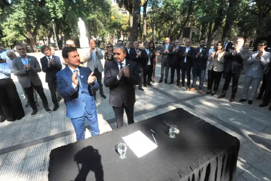 EN LA PLAZA URQUIZA. Sánchez y Alfaro encabezaron la firma del acta compromiso de JxC. Foto de LA GACETA / Antonio Ferroni