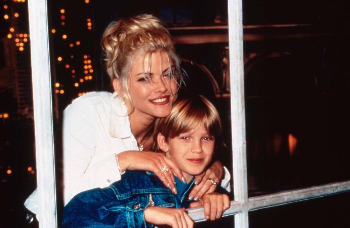 Anna Nicole Smith junto a su hijo Daniel, quien murió de sobredosis