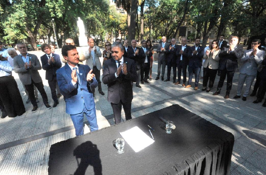 EN LA PLAZA URQUIZA. Sánchez y Alfaro encabezaron la firma del acta compromiso de JxC. Foto de LA GACETA / Antonio Ferroni