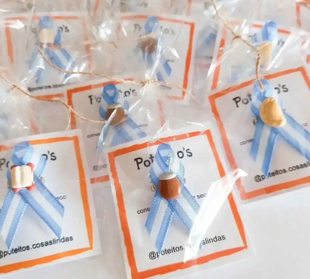 Escarapelas con onda: una mujer reversionó el símbolo patrio con íconos creativos y causó furor en las redes