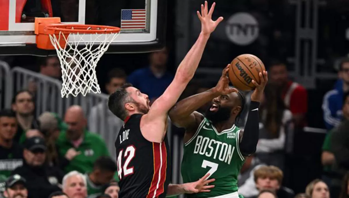 POR EL MILAGRO. Jaylen Brown de Celtics ataca el aro en otra noche emocionante en el TD Garden.