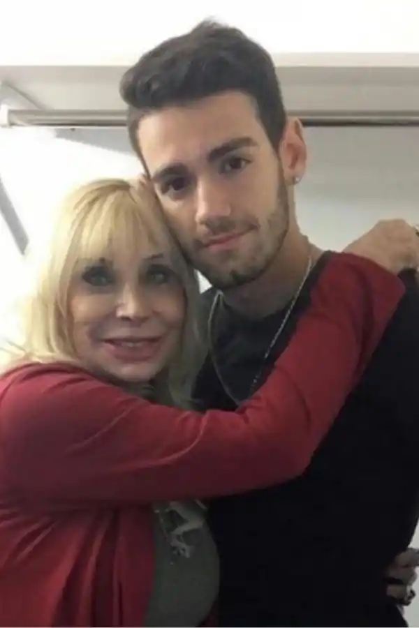 Ramiro Bueno y su abuela Bety Olave.