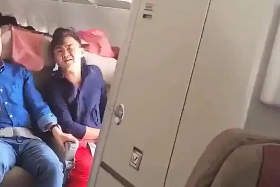Temor en el aire: un pasajero abrió la puerta de emergencia en pleno vuelo