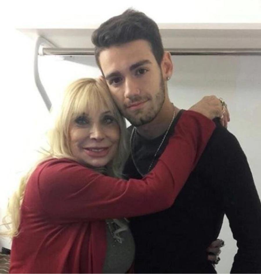 Ramiro Bueno y su abuela Bety Olave.