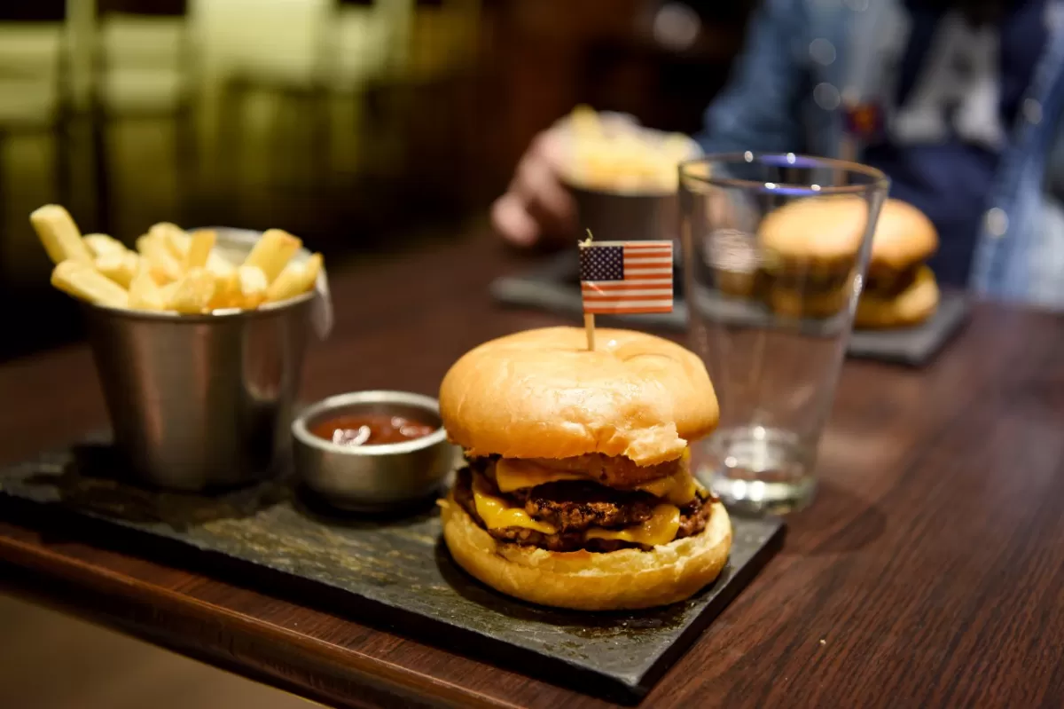 SIN COMPETENCIA. La hamburguesa más elegida por los tucumanos es la americana, con cheddar y bacon. LA GACETA / FOTO DE JOSÉ NUNO.