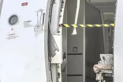 Qué dijo el hombre que abrió la puerta de emergencia de un avión en pleno vuelo