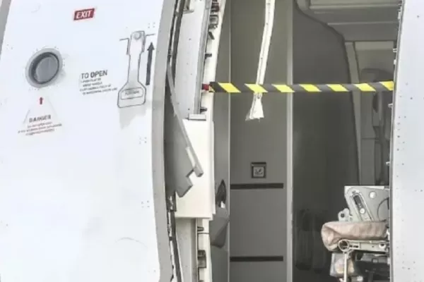 Qué dijo el hombre que abrió la puerta de emergencia de un avión en pleno vuelo