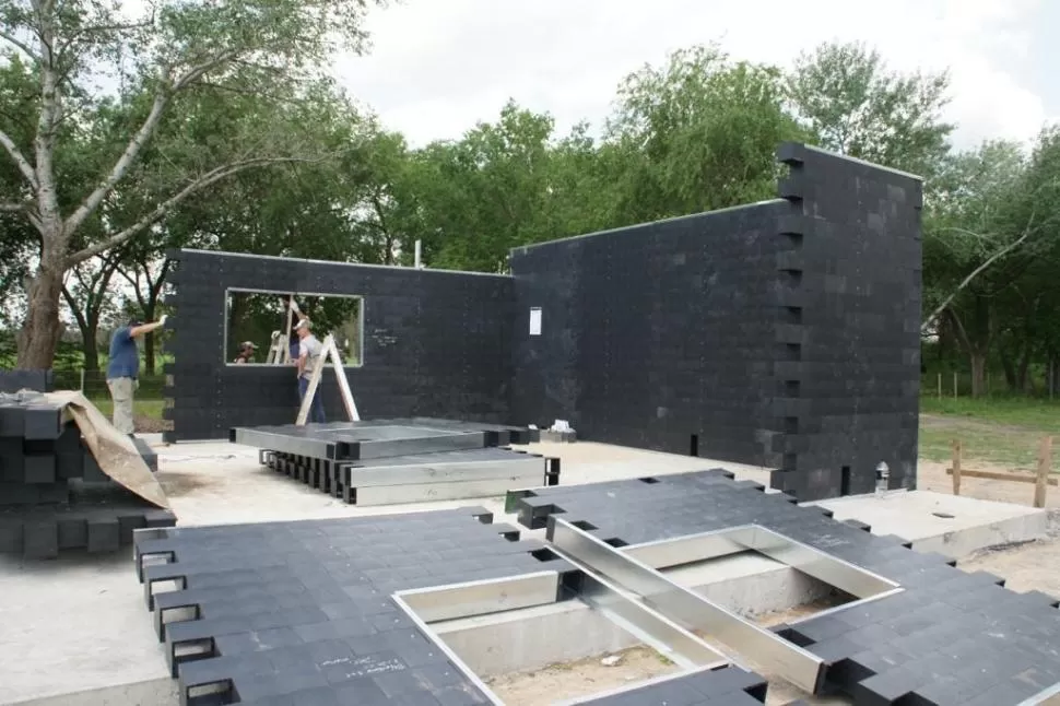 TAPAS DE BOTELLAS DE PLÁSTICO. NoaHouse construye casas con ladrillos hechos de plástico reciclado. 
