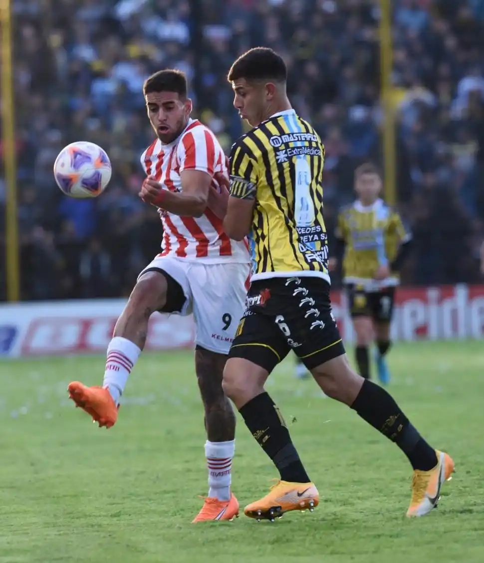 SE QUEDÓ CON LAS GANAS. En la acción, Colazo intenta superar a Barrionuevo. El 9 tuvo la oportunidad de marcar el 1-0 pero su cabezazo no encontró la red. fotos de hugo ramos (especial para la gaceta) 