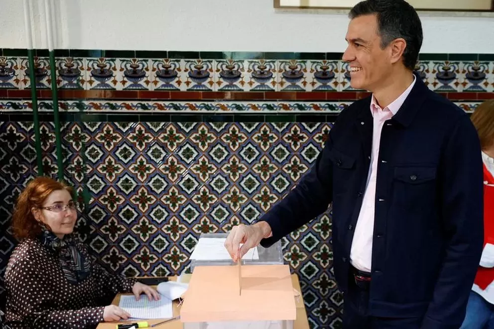 El presidente del Gobierno español, Pedro Sánchez, deposita su voto en un colegio electoral durante las elecciones regionales, en Madrid, España. 28 de mayo de 2023.
