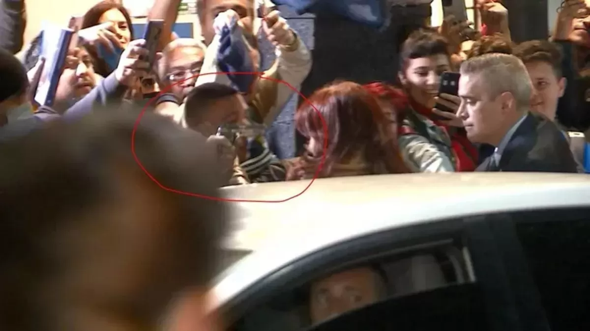 El ataque a la vicepresidenta se dio en la puerta del departamento de Cristina Kirchner. IMAGEN TOMADA DE ÁMBITO