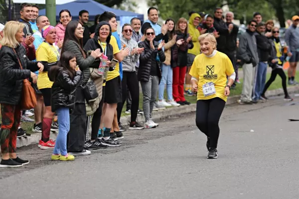 La historia de dos tucumanos que corrieron 10 kilómetros con más de 80 años