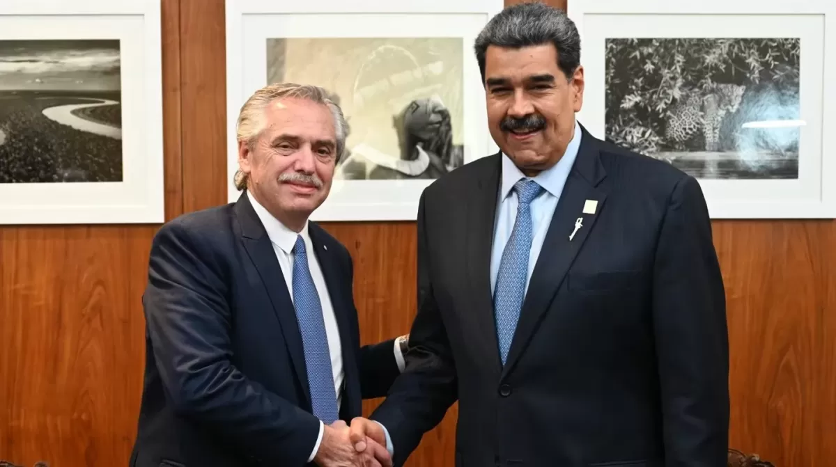 REUNIÓN. Alberto Fernández y Nicolás Maduro se reunieron en Brasilia en el marco de la Cumbre Sudamericana.