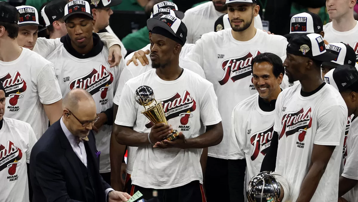 REACCIÓN. Jimmy Buttler lideró a Miami Heat y sostiene el trofeo que los convierte en campeones del Este y en finalistas de la NBA.