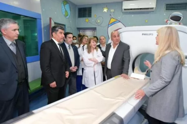 Manzur supervisó el funcionamiento de un tomógrafo de última generación en el Hospital de Niños