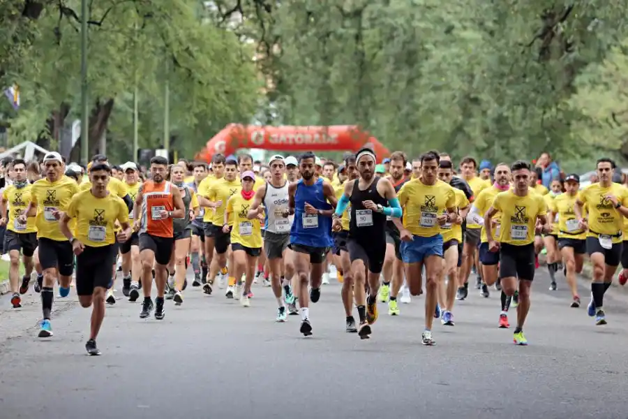 A CORRER. La jornada comenzó fría y fue tomando calor con el correr de las horas. Atlétas y aficionados de toda la provincia se dieron cita en el Parque 9 de Julio para tomar parte en una carrera inolvidable. 