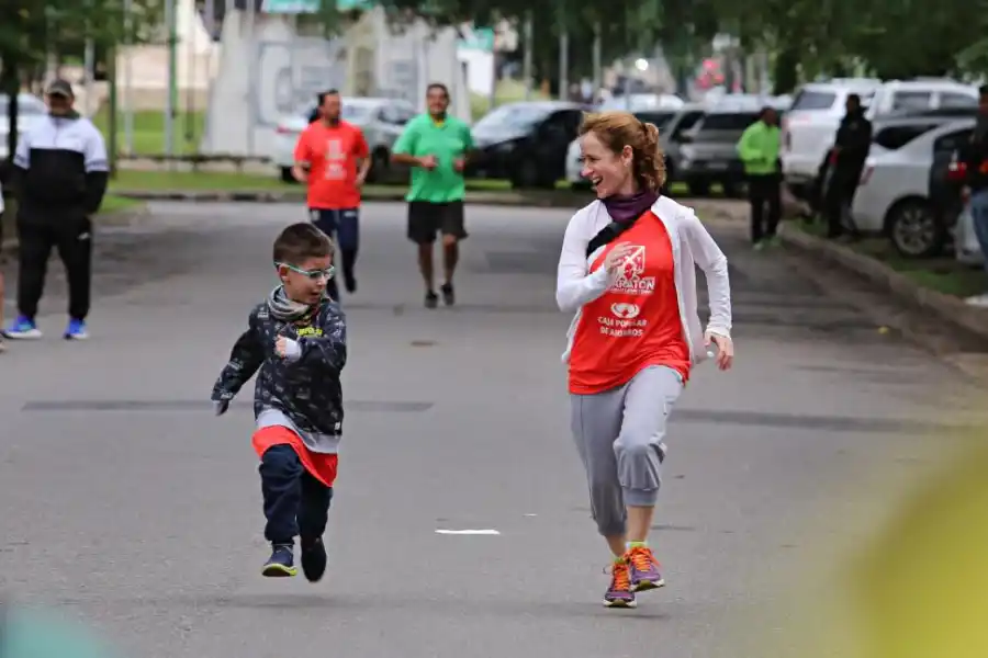 DIVERSIÓN EN FAMILIA. Un nene y su mamá disfrutan de un momento de la competencia. 