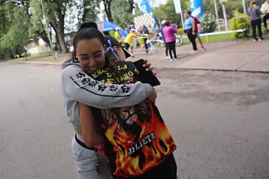 ALEGRÍA. Julieta Pérez Zitzke, quien ganó en su categoría y logró el segundo puesto en la general, recibe un abrazo fraternal.
