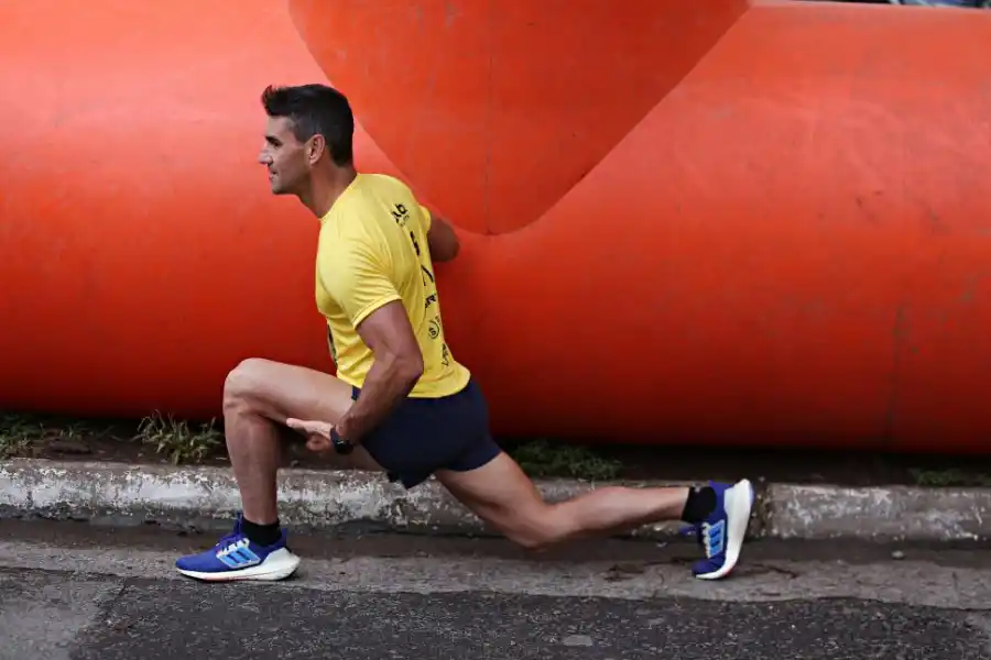 PREPARACIÓN. Para no sufrir lesiones durante la competencia, un participante realiza trabajos de enlongación.