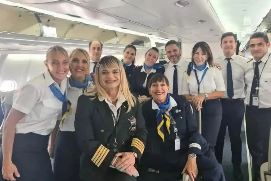 Traniela Campolieto junto a la tripulación de Aerolíneas Argentinas 
