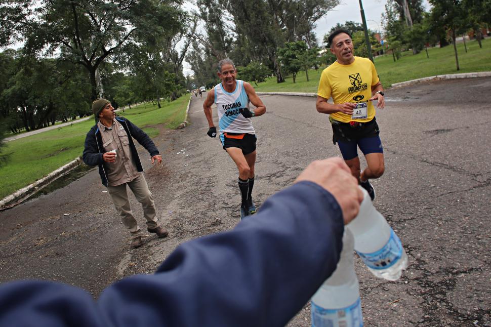 A HIDRATARSE. Los organizadores repartieron agua a los participantes; Juan Pablo Juárez sonríe durante su paso.
