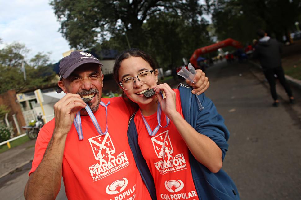 PADRE E HIJA. El atleta de aventura Sergio Acuña, celebra junto a su hija Milagros, tras la correr en la participativa de 2 kilómetros.