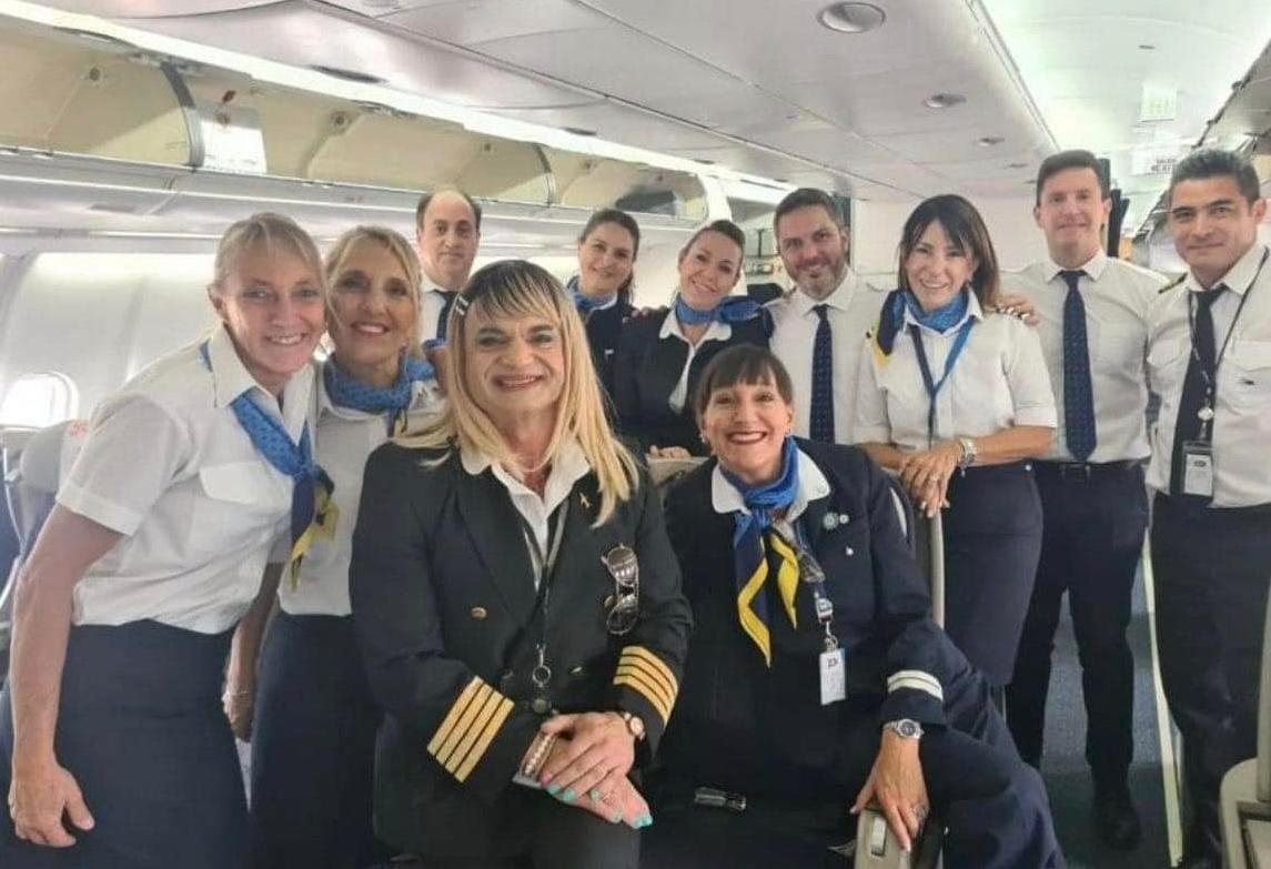 Traniela Campolieto junto a la tripulación de Aerolíneas Argentinas 
